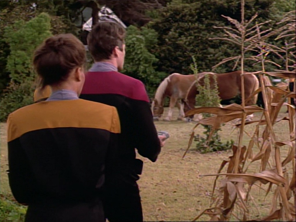ariane179254_StarTrekVoyager_1x01_1x02-Caretaker_2105.jpg