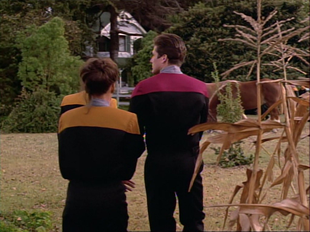 ariane179254_StarTrekVoyager_1x01_1x02-Caretaker_2107.jpg