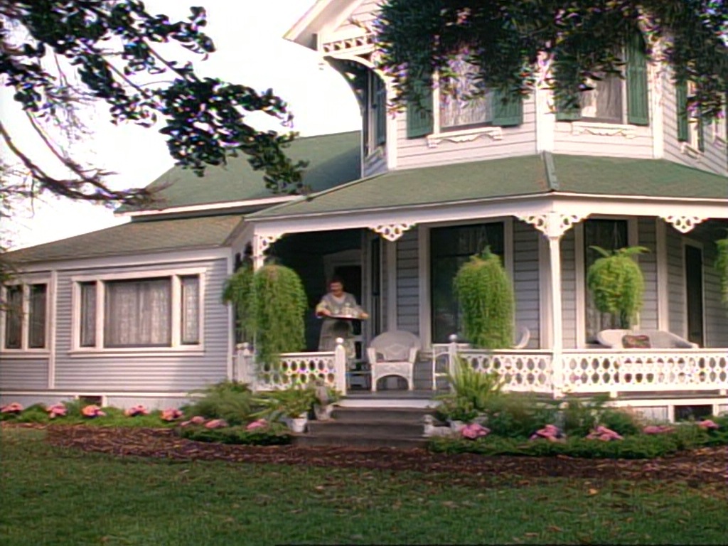 ariane179254_StarTrekVoyager_1x01_1x02-Caretaker_2113.jpg