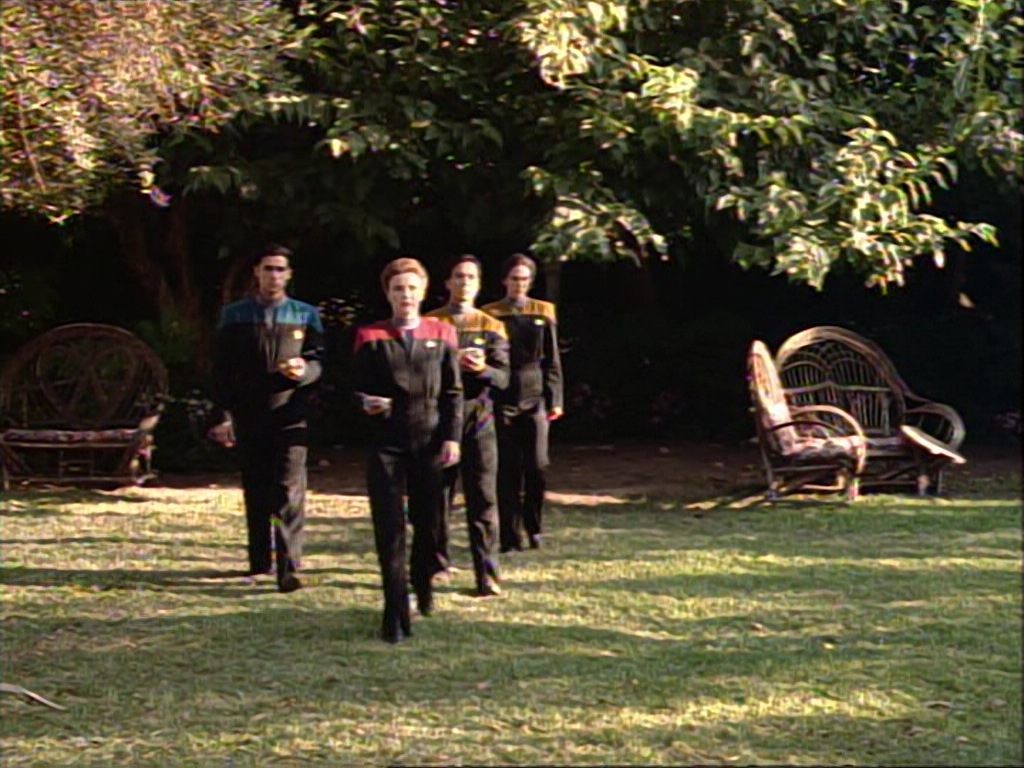 ariane179254_StarTrekVoyager_1x01_1x02-Caretaker_2116.jpg