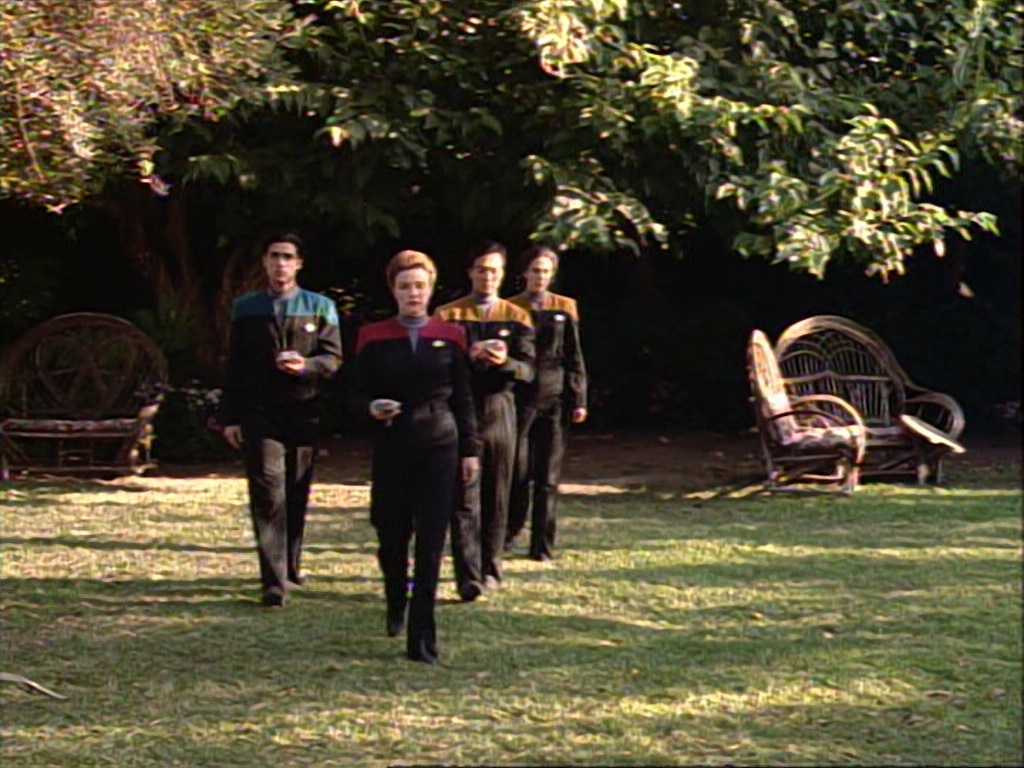 ariane179254_StarTrekVoyager_1x01_1x02-Caretaker_2117.jpg
