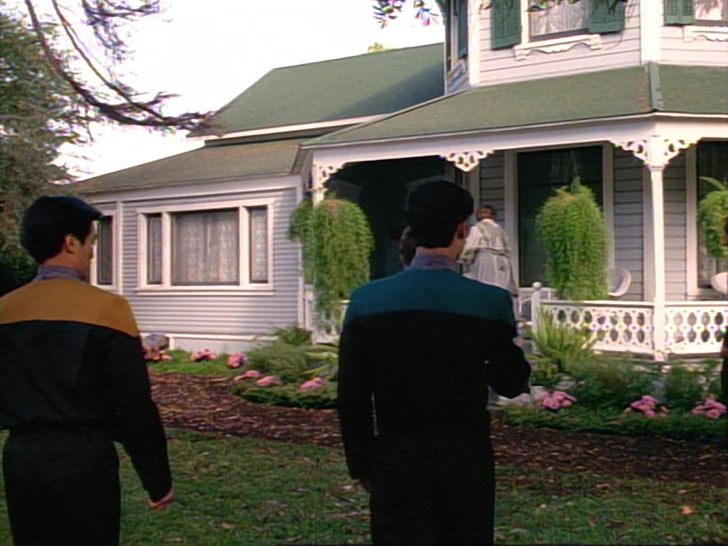 ariane179254_StarTrekVoyager_1x01_1x02-Caretaker_2123.jpg