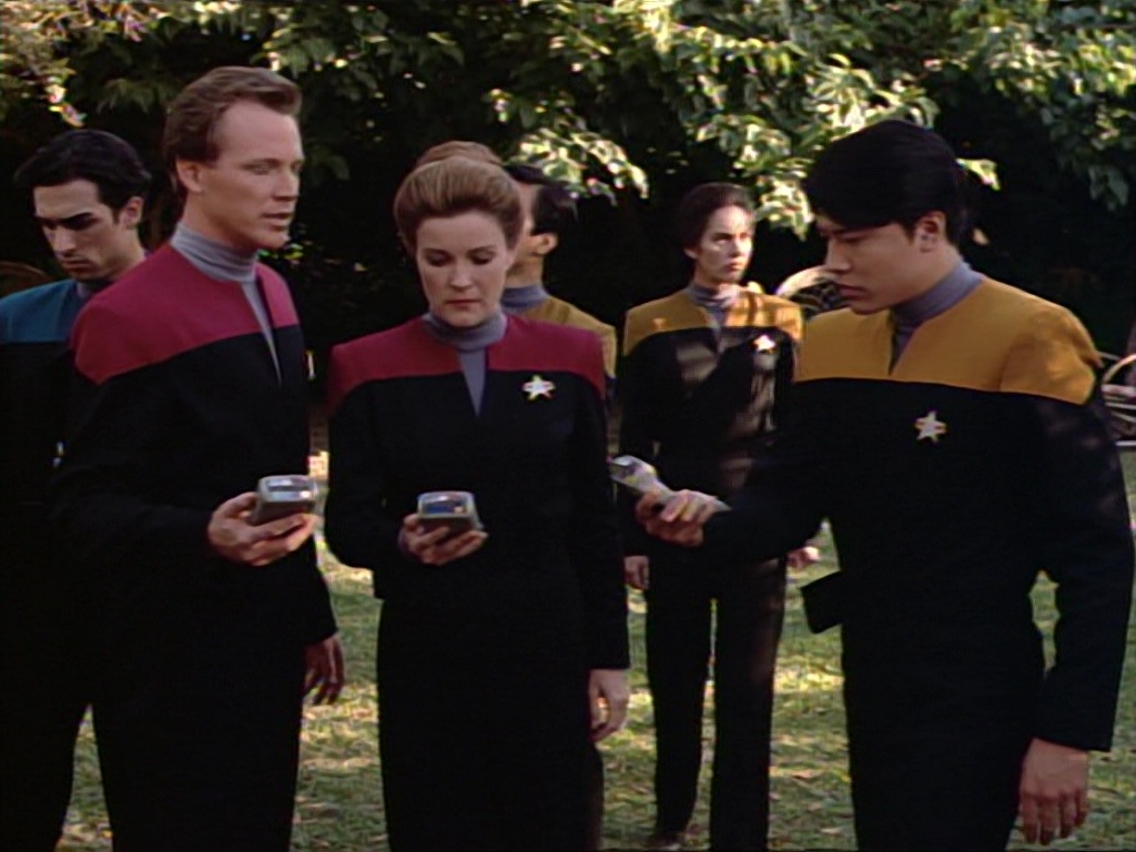 ariane179254_StarTrekVoyager_1x01_1x02-Caretaker_2130.jpg