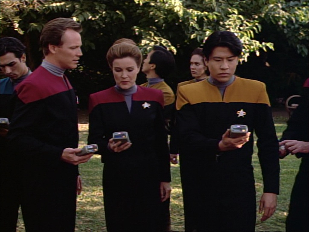 ariane179254_StarTrekVoyager_1x01_1x02-Caretaker_2132.jpg