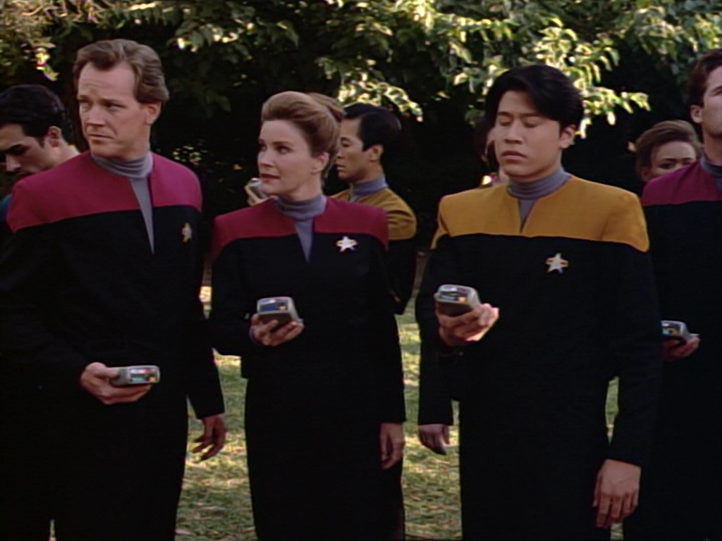 ariane179254_StarTrekVoyager_1x01_1x02-Caretaker_2136.jpg