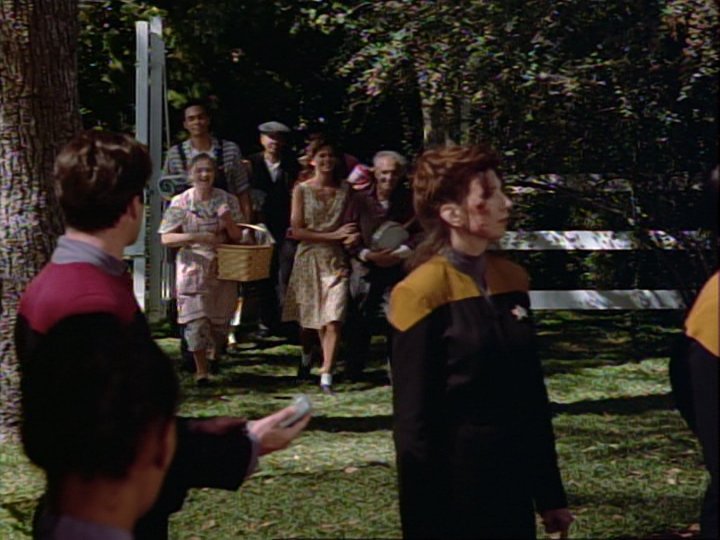 ariane179254_StarTrekVoyager_1x01_1x02-Caretaker_2174.jpg