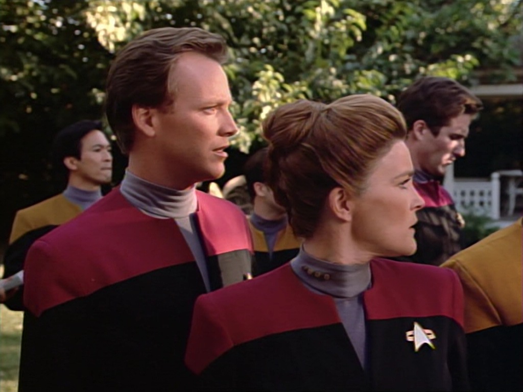 ariane179254_StarTrekVoyager_1x01_1x02-Caretaker_2178.jpg