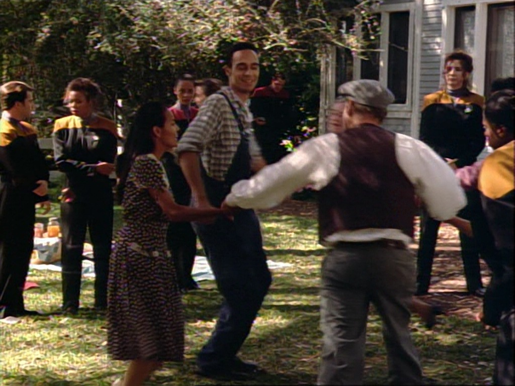 ariane179254_StarTrekVoyager_1x01_1x02-Caretaker_2229.jpg