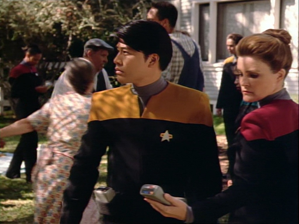 ariane179254_StarTrekVoyager_1x01_1x02-Caretaker_2234.jpg