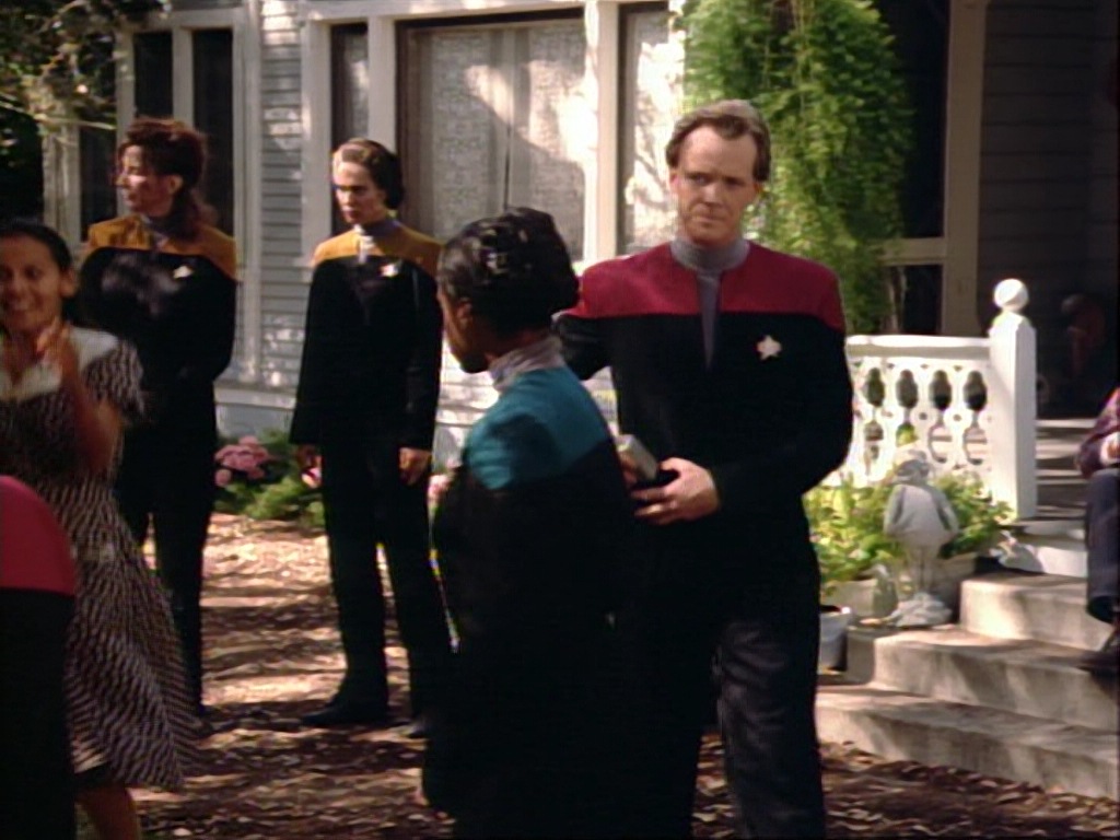 ariane179254_StarTrekVoyager_1x01_1x02-Caretaker_2239.jpg