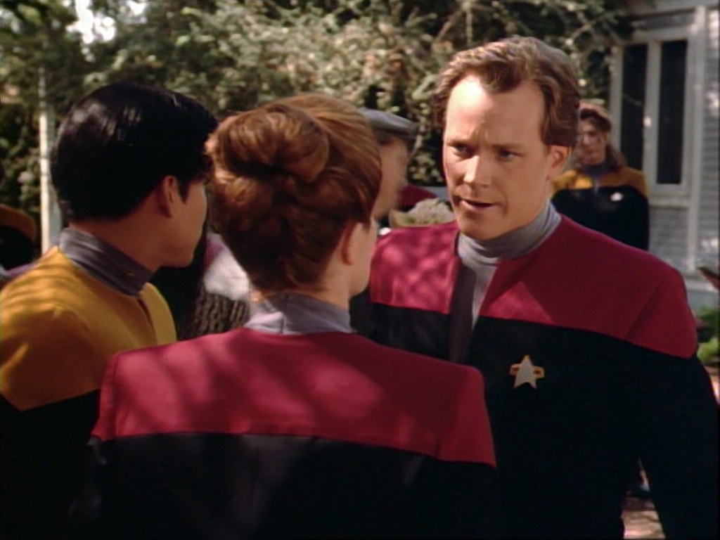 ariane179254_StarTrekVoyager_1x01_1x02-Caretaker_2243.jpg
