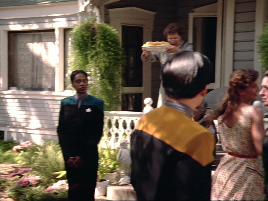 ariane179254_StarTrekVoyager_1x01_1x02-Caretaker_2261.jpg