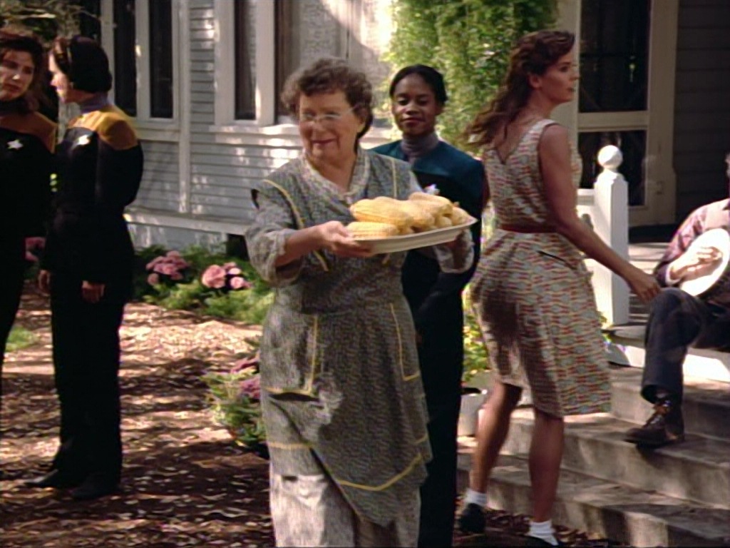 ariane179254_StarTrekVoyager_1x01_1x02-Caretaker_2268.jpg
