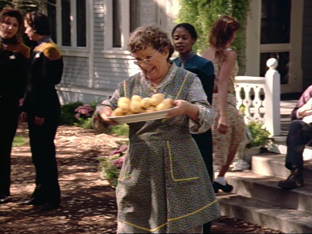 ariane179254_StarTrekVoyager_1x01_1x02-Caretaker_2269.jpg