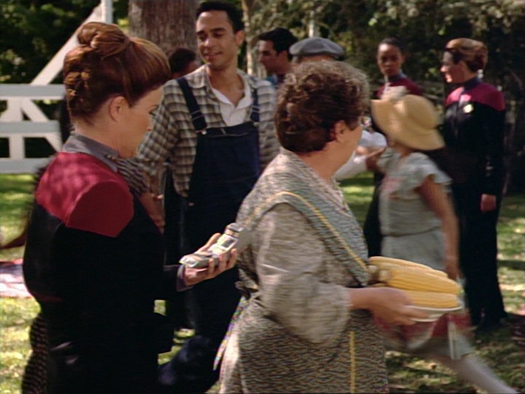 ariane179254_StarTrekVoyager_1x01_1x02-Caretaker_2290.jpg