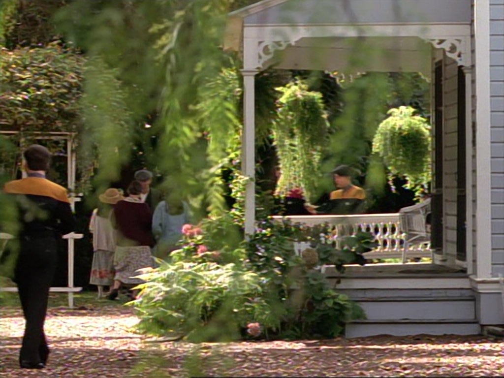 ariane179254_StarTrekVoyager_1x01_1x02-Caretaker_2297.jpg