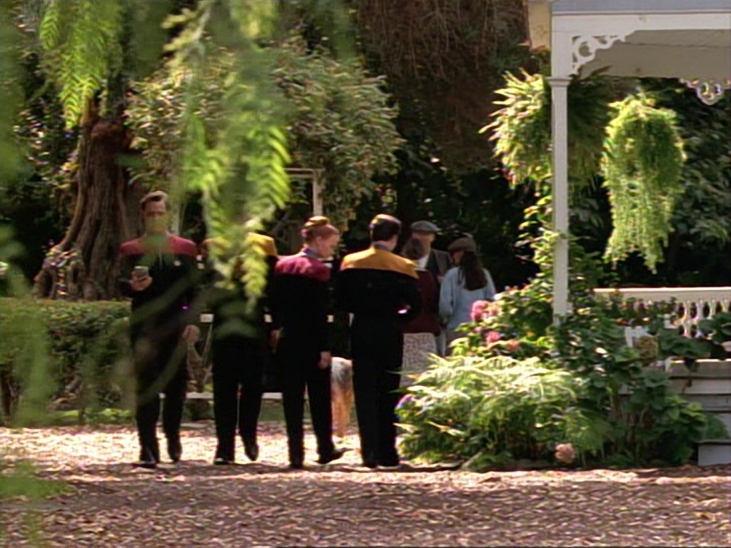 ariane179254_StarTrekVoyager_1x01_1x02-Caretaker_2306.jpg