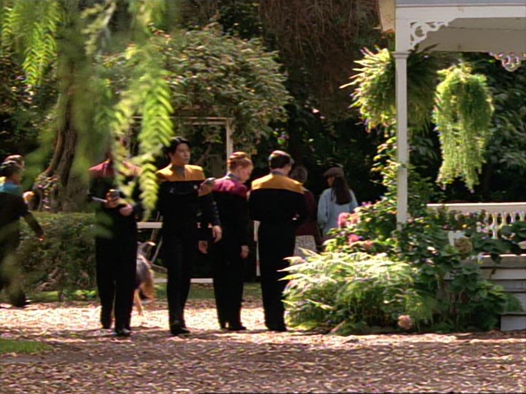 ariane179254_StarTrekVoyager_1x01_1x02-Caretaker_2307.jpg