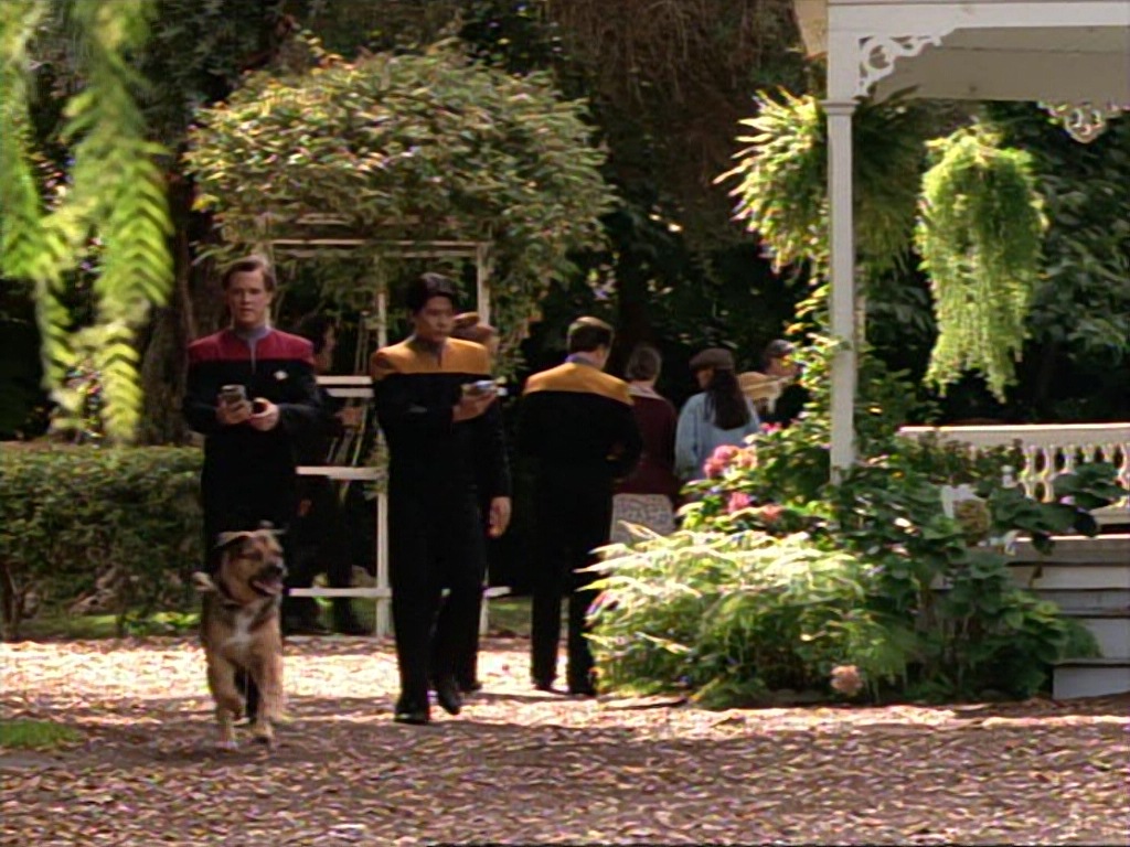 ariane179254_StarTrekVoyager_1x01_1x02-Caretaker_2309.jpg