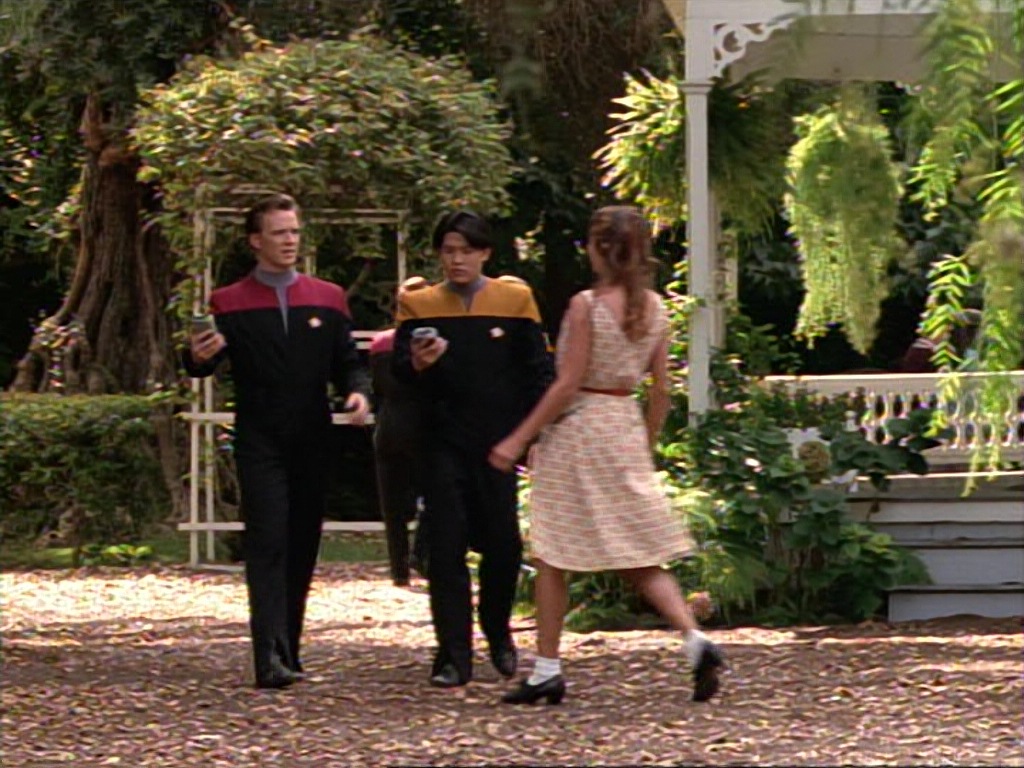 ariane179254_StarTrekVoyager_1x01_1x02-Caretaker_2315.jpg