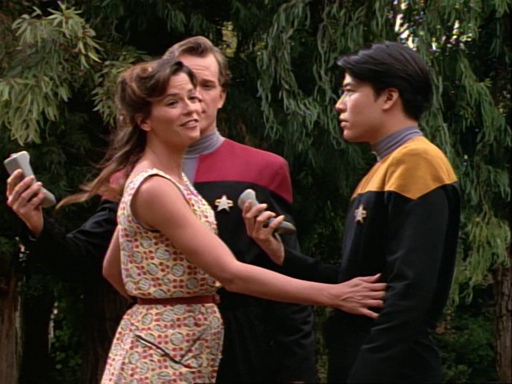 ariane179254_StarTrekVoyager_1x01_1x02-Caretaker_2317.jpg