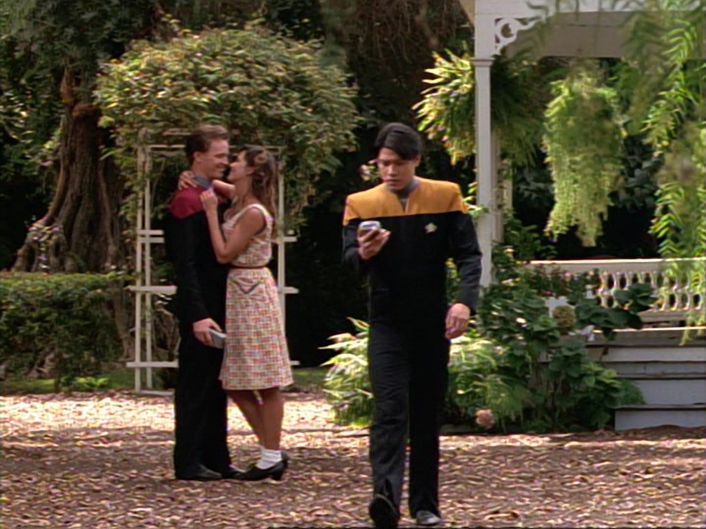 ariane179254_StarTrekVoyager_1x01_1x02-Caretaker_2335.jpg