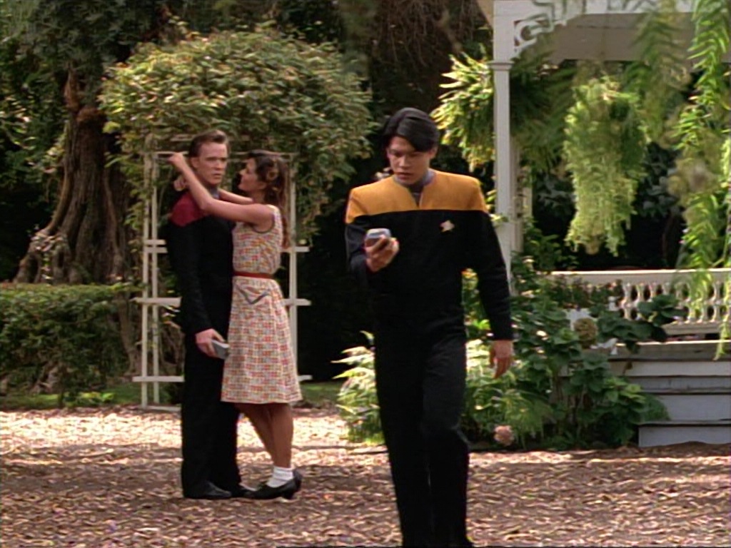 ariane179254_StarTrekVoyager_1x01_1x02-Caretaker_2337.jpg