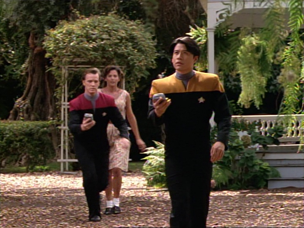 ariane179254_StarTrekVoyager_1x01_1x02-Caretaker_2341.jpg