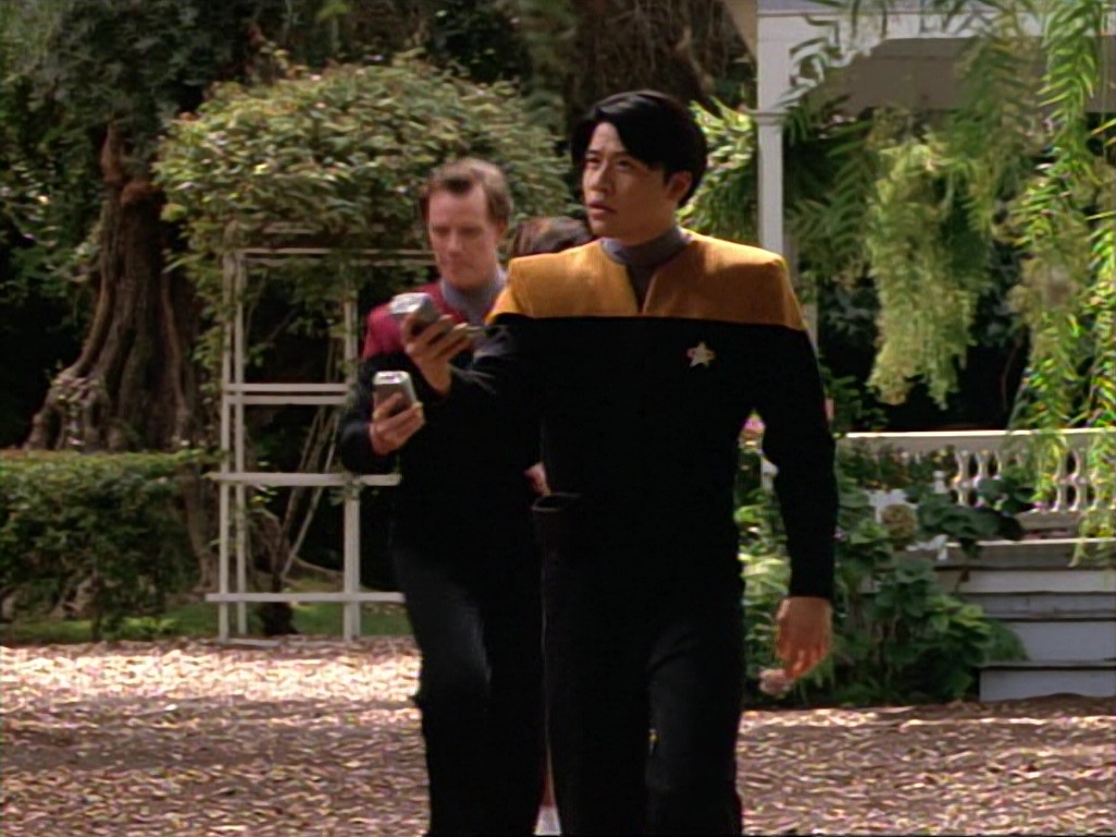 ariane179254_StarTrekVoyager_1x01_1x02-Caretaker_2343.jpg