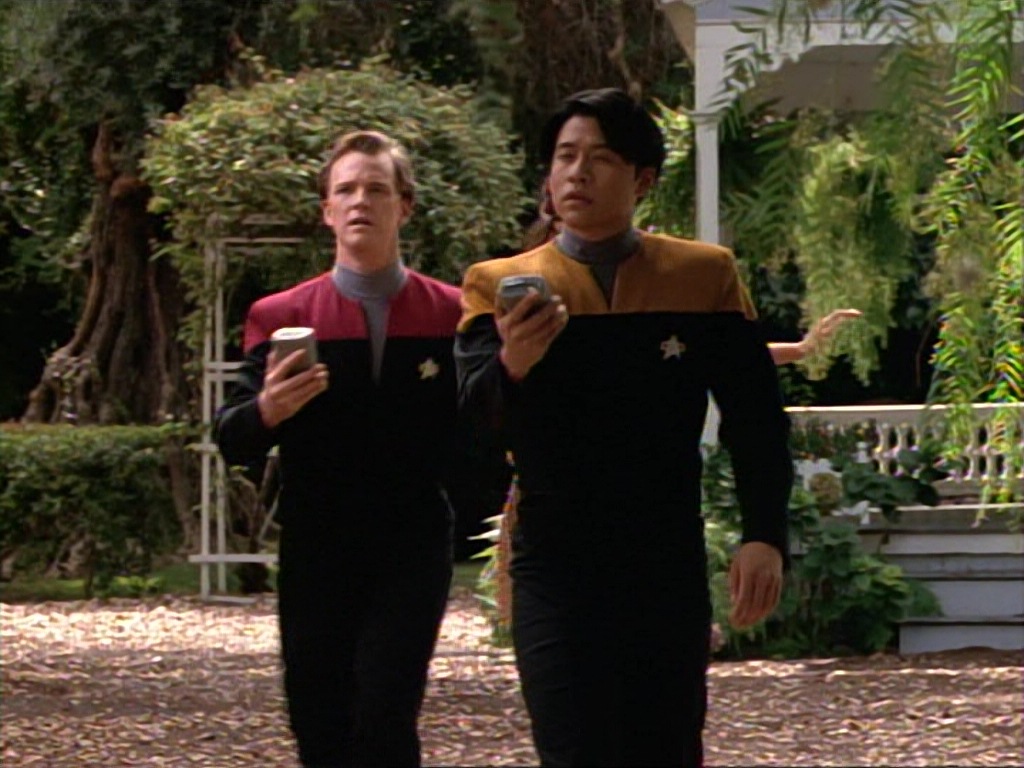 ariane179254_StarTrekVoyager_1x01_1x02-Caretaker_2344.jpg