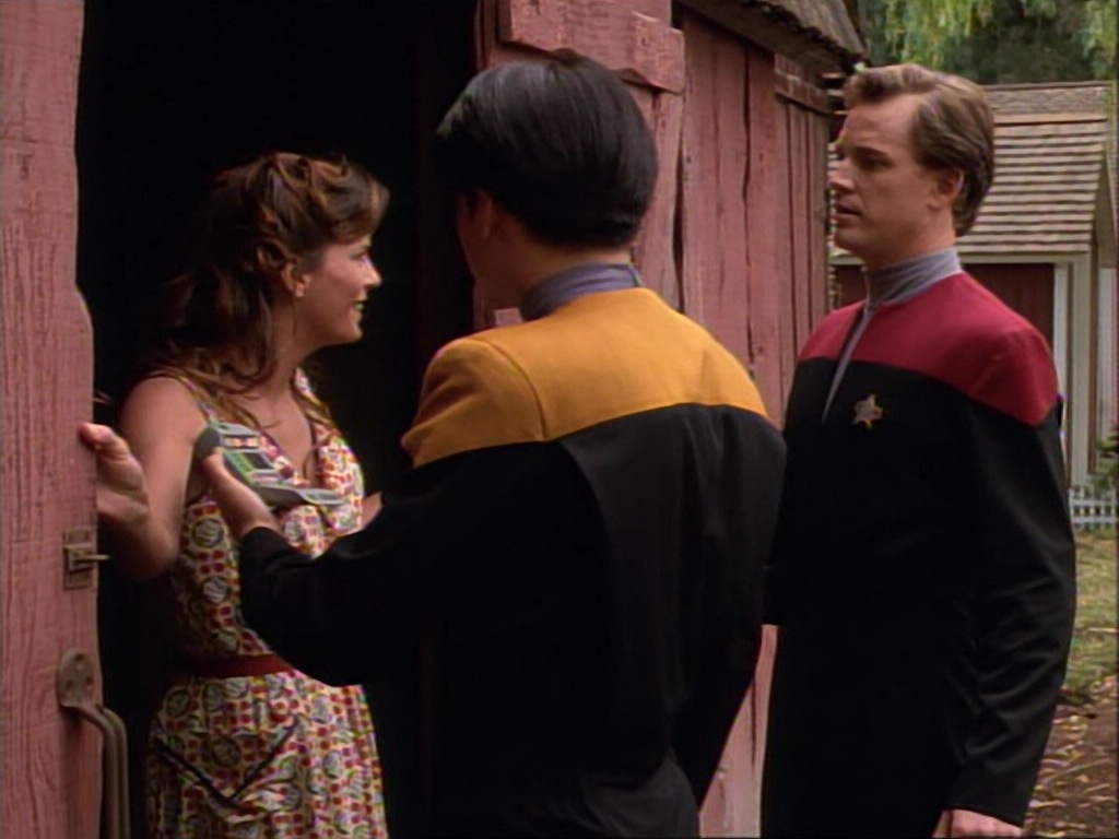 ariane179254_StarTrekVoyager_1x01_1x02-Caretaker_2364.jpg