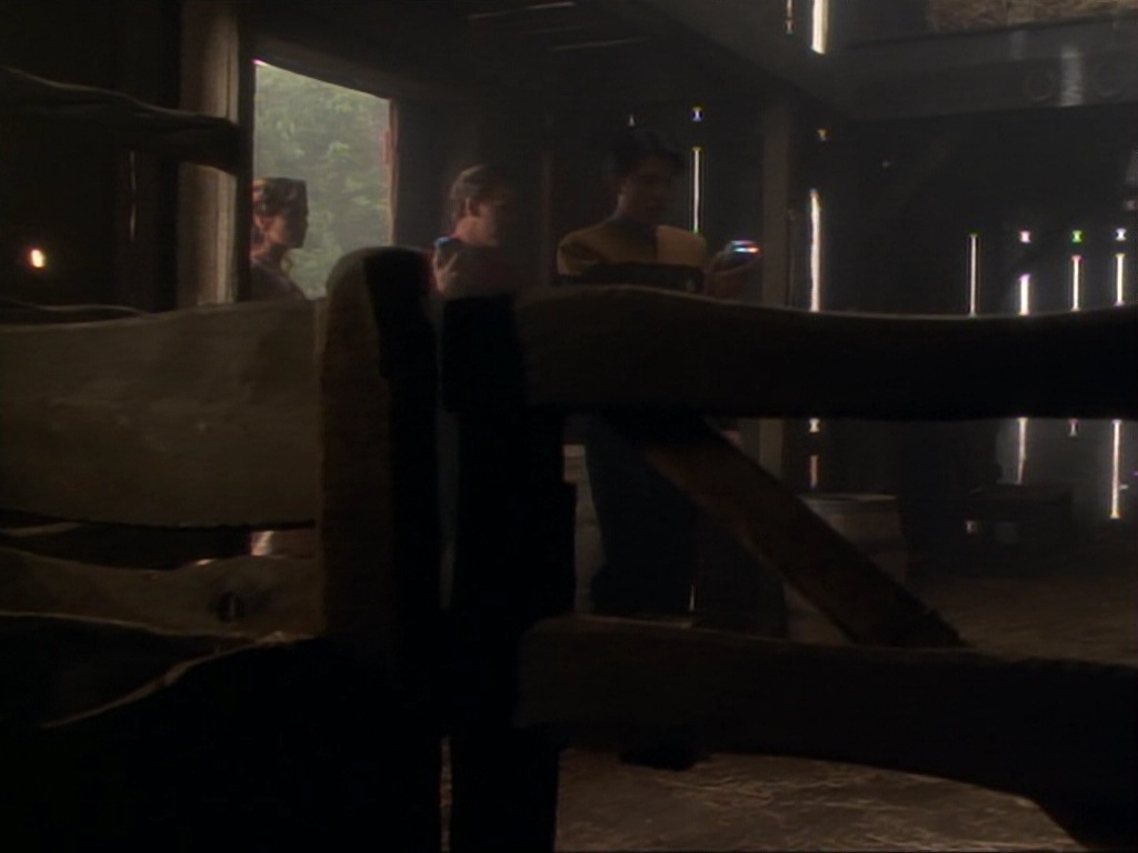 ariane179254_StarTrekVoyager_1x01_1x02-Caretaker_2372.jpg