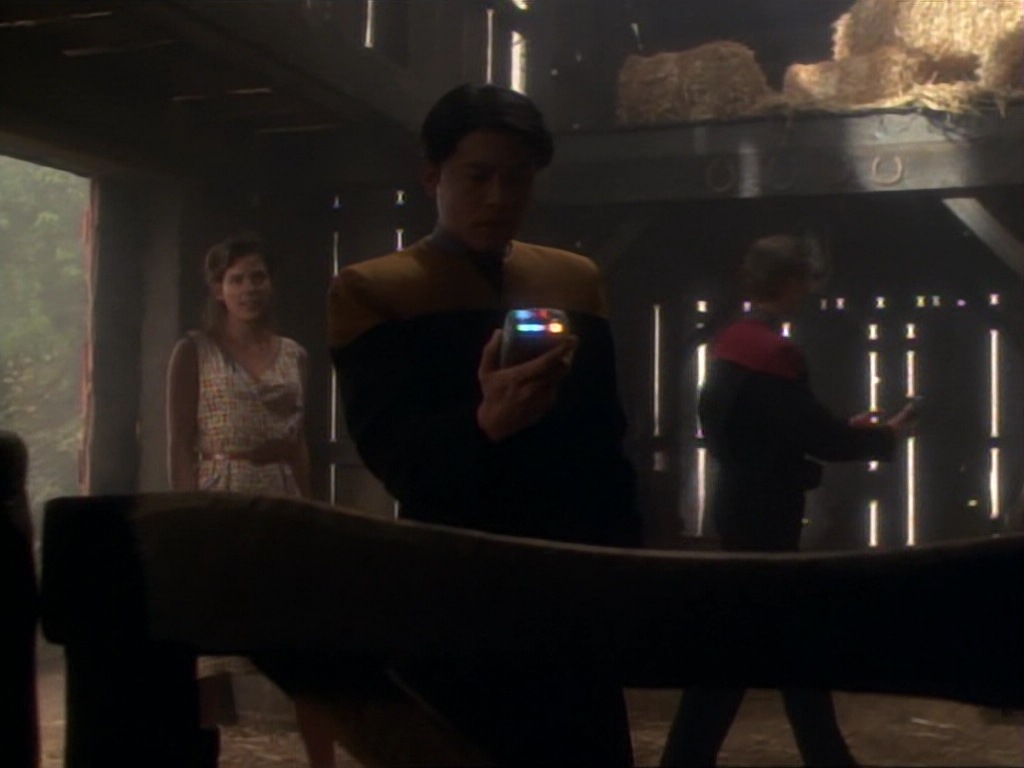 ariane179254_StarTrekVoyager_1x01_1x02-Caretaker_2376.jpg