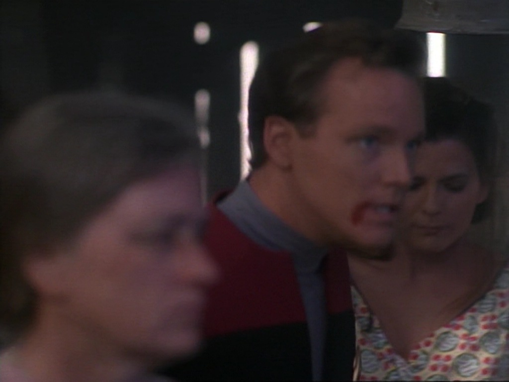 ariane179254_StarTrekVoyager_1x01_1x02-Caretaker_2487.jpg