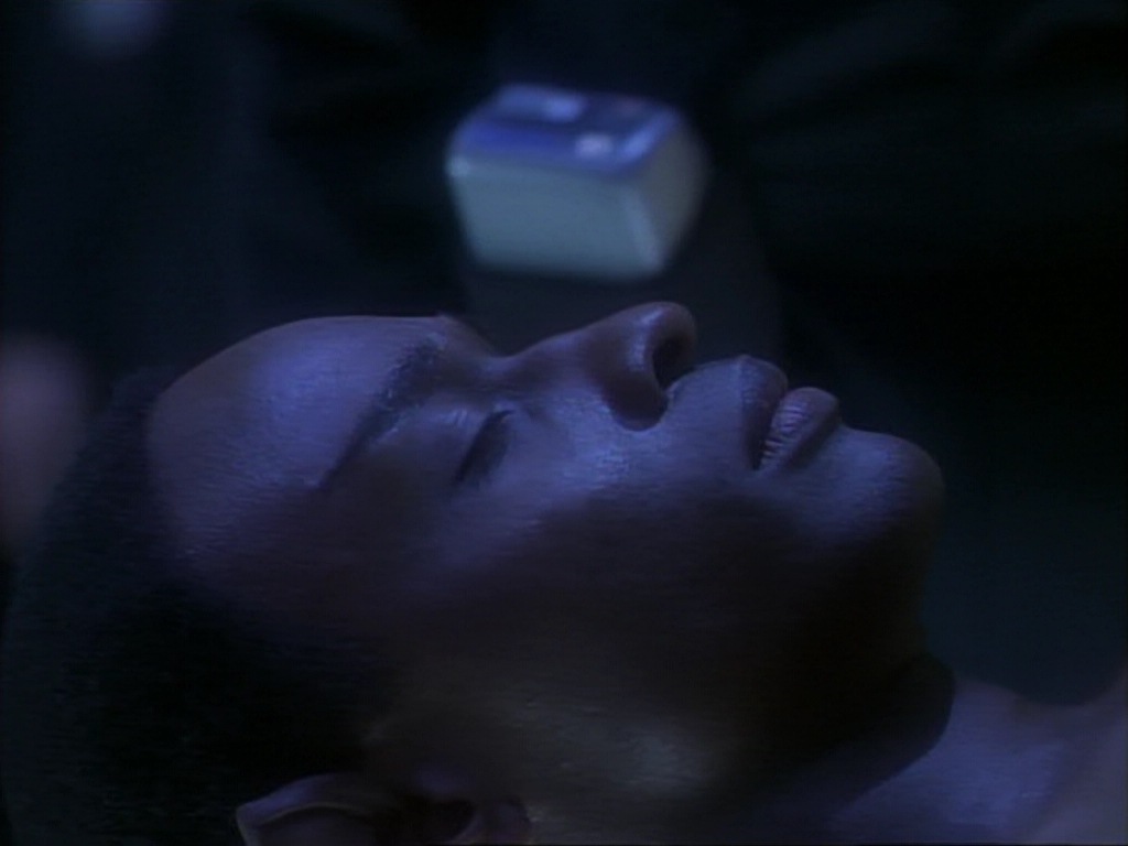 ariane179254_StarTrekVoyager_1x01_1x02-Caretaker_2516.jpg