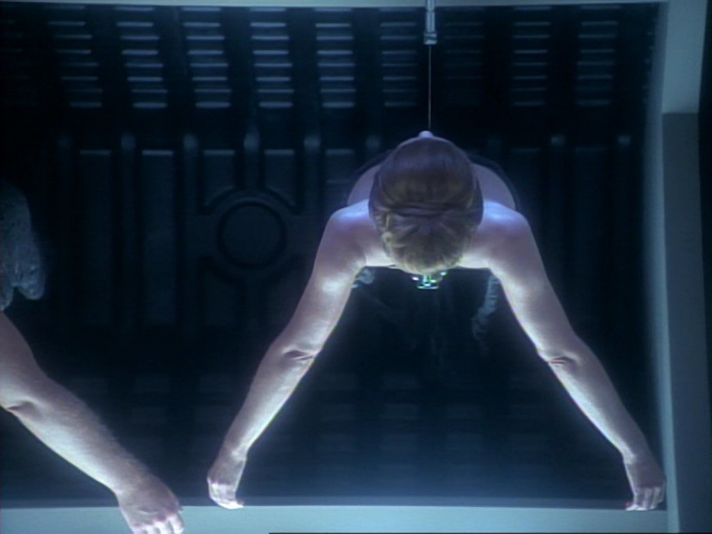 ariane179254_StarTrekVoyager_1x01_1x02-Caretaker_2545.jpg