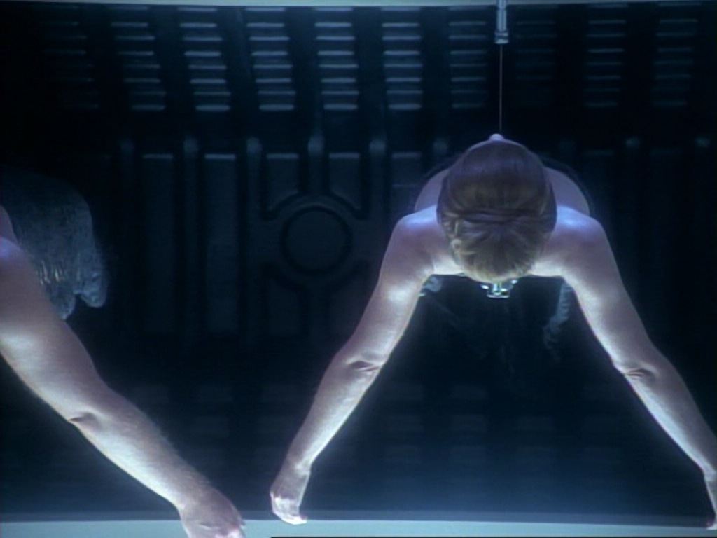 ariane179254_StarTrekVoyager_1x01_1x02-Caretaker_2547.jpg
