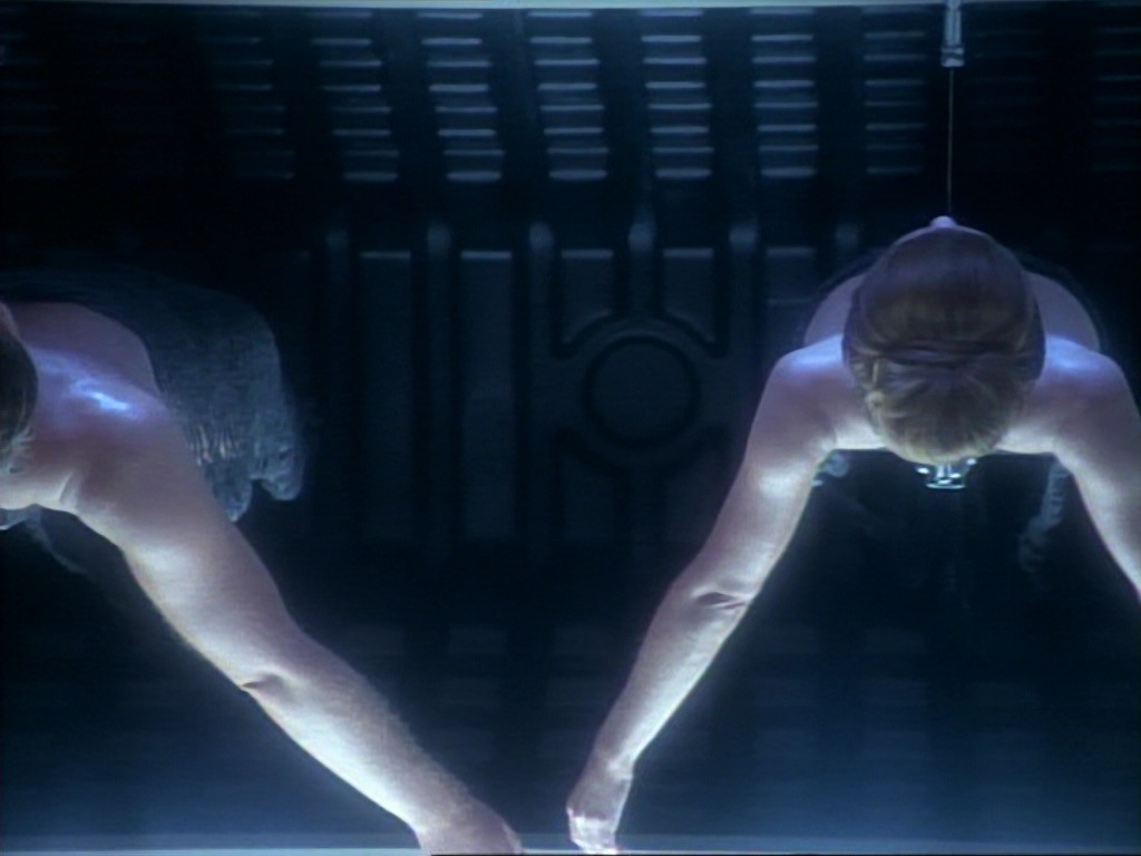 ariane179254_StarTrekVoyager_1x01_1x02-Caretaker_2549.jpg