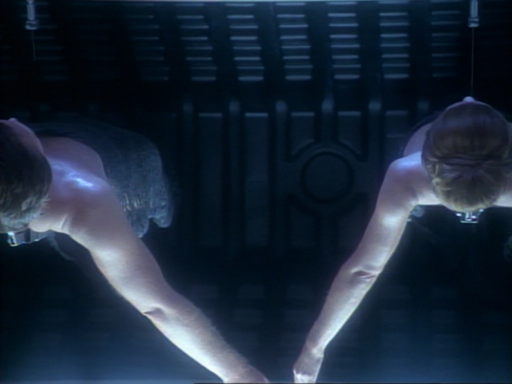 ariane179254_StarTrekVoyager_1x01_1x02-Caretaker_2550.jpg