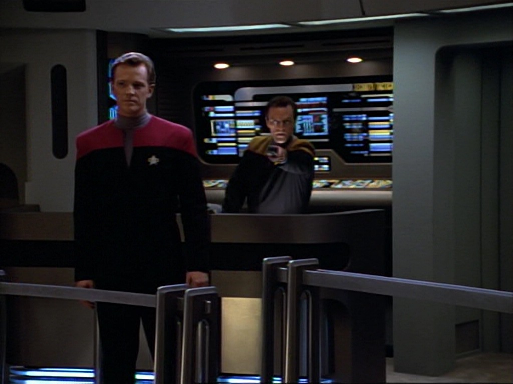 ariane179254_StarTrekVoyager_1x01_1x02-Caretaker_2704.jpg