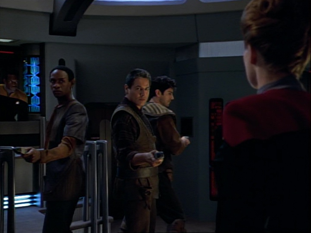 ariane179254_StarTrekVoyager_1x01_1x02-Caretaker_2709.jpg