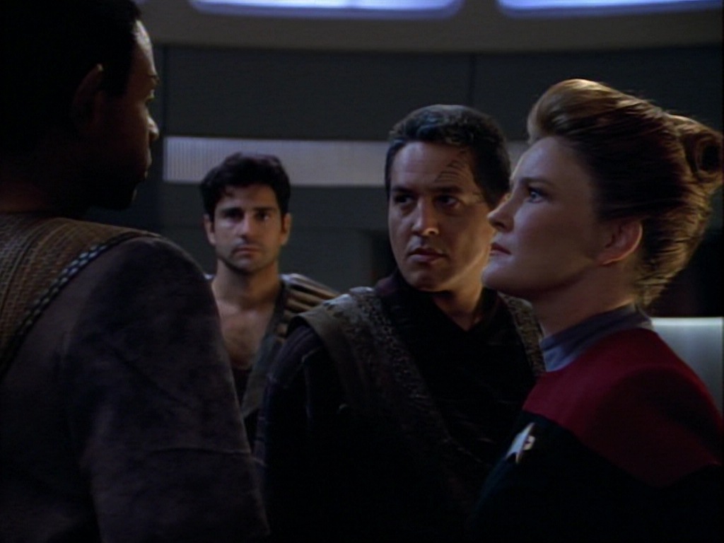 ariane179254_StarTrekVoyager_1x01_1x02-Caretaker_2721.jpg