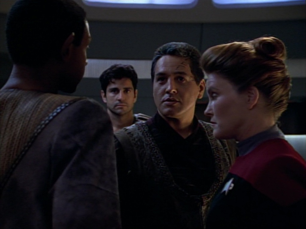 ariane179254_StarTrekVoyager_1x01_1x02-Caretaker_2746.jpg