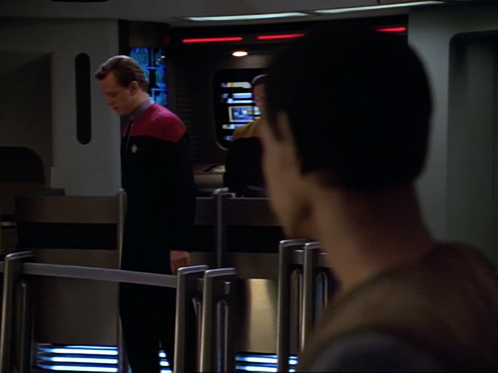 ariane179254_StarTrekVoyager_1x01_1x02-Caretaker_2751.jpg