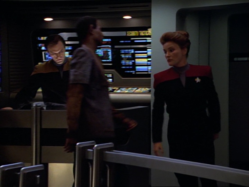 ariane179254_StarTrekVoyager_1x01_1x02-Caretaker_2875.jpg
