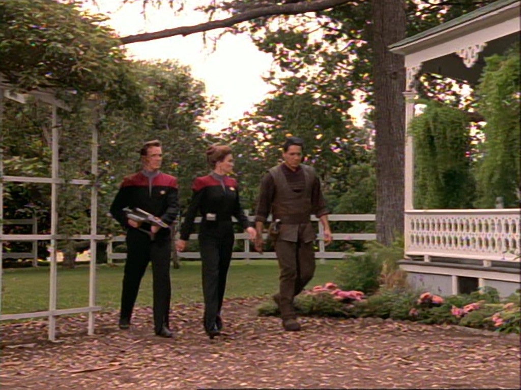 ariane179254_StarTrekVoyager_1x01_1x02-Caretaker_2917.jpg
