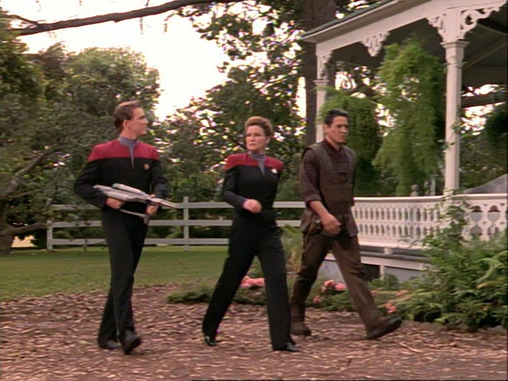 ariane179254_StarTrekVoyager_1x01_1x02-Caretaker_2919.jpg