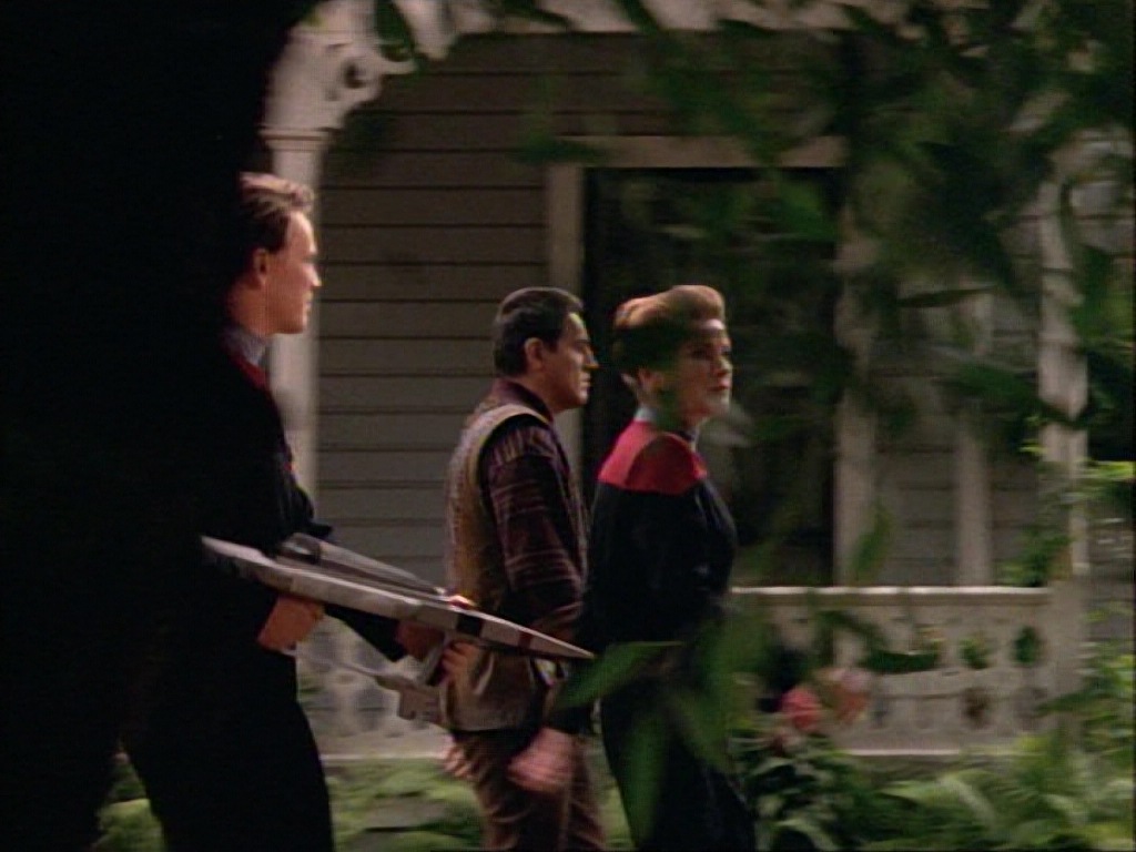 ariane179254_StarTrekVoyager_1x01_1x02-Caretaker_2924.jpg