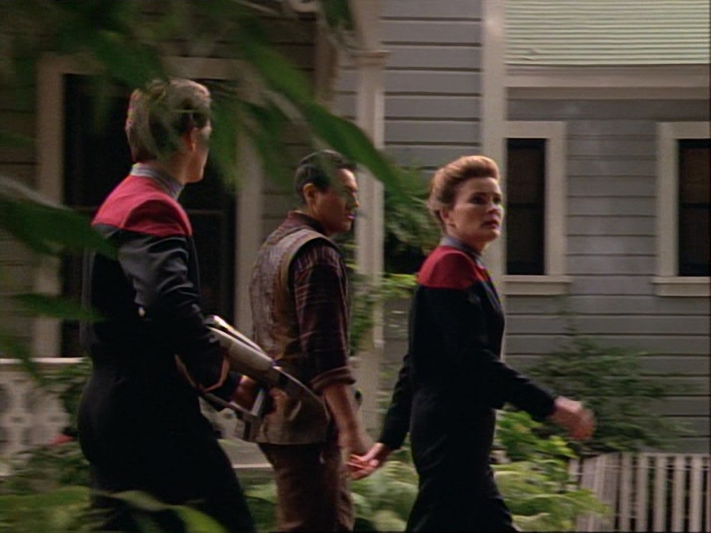 ariane179254_StarTrekVoyager_1x01_1x02-Caretaker_2925.jpg