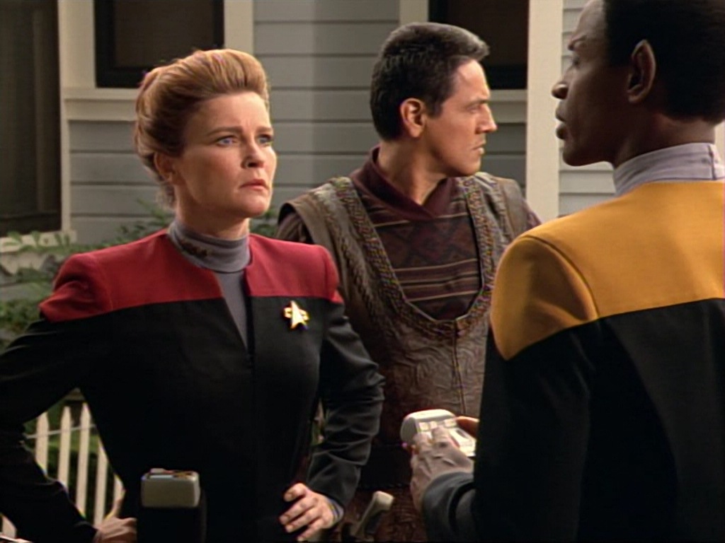 ariane179254_StarTrekVoyager_1x01_1x02-Caretaker_2933.jpg